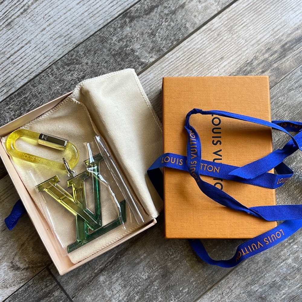 Louis Vuitton Bijoux Sac LV Prism Key Holder